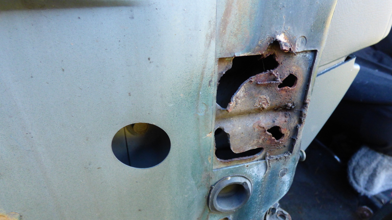 Another shot of the hinge mounting location with the fender removed.